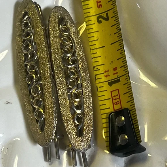 Pair of Vintage Golden Hair Clips with Intricate Design - Picture 10 of 13